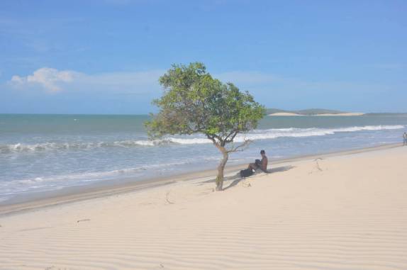 Aproveitando uma rara e bendita sombra na longa caminhada de Tatajuba para Jericoacoara - CE